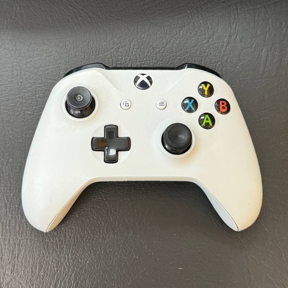 Microsoft 1708 Xbox One Controller - White - TESTED WORKING! - Picture 1 of 10